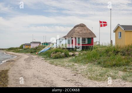Dänemark, Süddänemark, Marstal, kleine Badehäuser am Strand Stockfoto