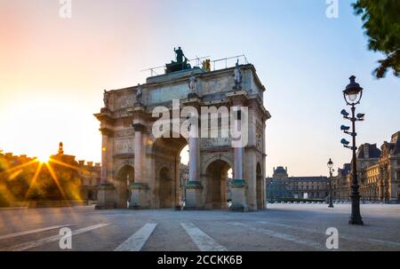 Arc de triomphe du Carrousel gegen klaren Himmel bei Sonnenuntergang, Paris, Frankreich Stockfoto