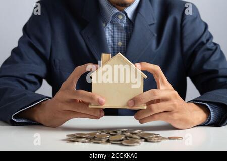 Hand of Business Mann mit Münze in Sparschwein mit Geldstapel wachsendes Wachstum Geld sparen, Konzept Invesment für finanzielle Freiheit Geschäft setzen. Stockfoto
