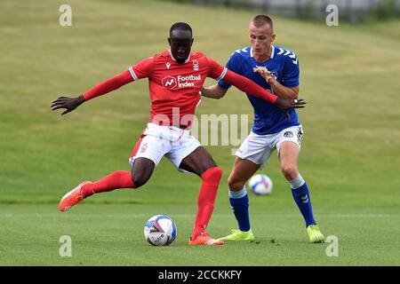 Nottingham, Großbritannien. August 2020. NOTTINGHAM, ENGLAND. 22. AUGUST 2020 Oldham Athletic Tom Hamer in Aktion mit Nottingham Forest's Albert Adomah während der Pre-Season Freundschaftsspiel zwischen Nottingham Forest und Oldham Athletic in der Milford Lane, Nottingham am Samstag 22. August 2020. (Kredit: Eddie Garvey, Mi News) Kredit: MI Nachrichten & Sport /Alamy Live Nachrichten Stockfoto