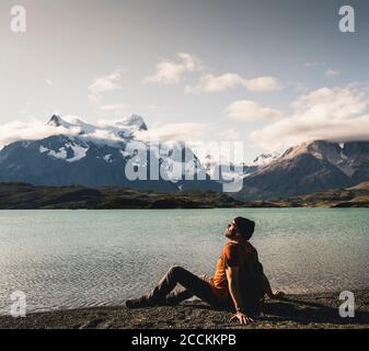 Mann beim Entspannen am Lake Pehoe im Torres Del Paine Nationalpark, Chile Patagonien, Südamerika Stockfoto