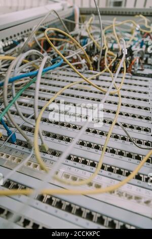 Nahaufnahme von Kabeln in Computeranlagen im Rechenzentrum Stockfoto