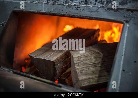 Brennender Holzstapel im Ofen. Nahaufnahme Stockfoto