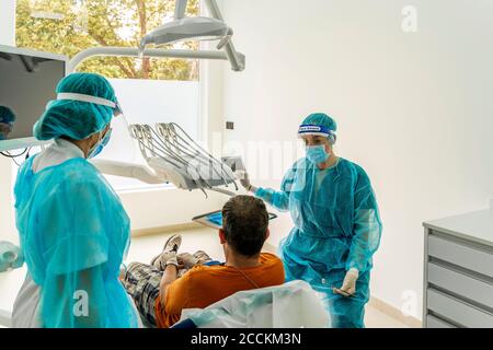 Arzt und Krankenschwester mit Patient in der Zahnklinik Stockfoto