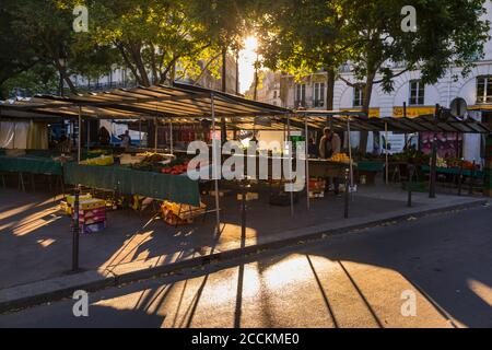 Gemüsestände am Straßenrand in Paris, Frankreich Stockfoto