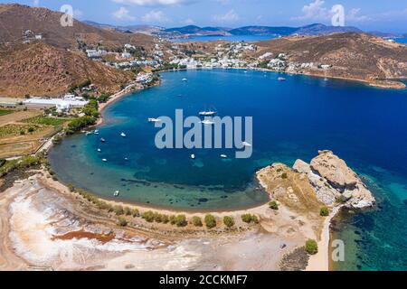 Griechenland, Südägäis, Patmos, Luftbild der Grikos Bucht im Sommer Stockfoto