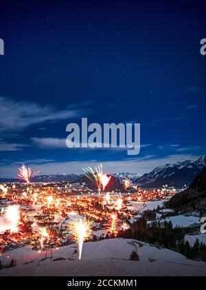 Deutschland, Bayern, Edelsberg, Feuerwerk explodiert über Bergstadt während Silvester Stockfoto