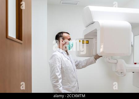 Männlicher Zahnarzt, der im Labor im Krankenhaus arbeitet Stockfoto