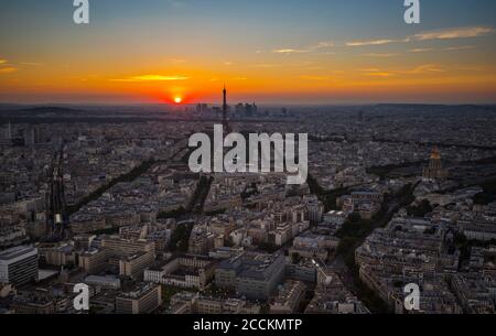 Luftaufnahme des Eiffelturms in Paris, Frankreich bei Sonnenuntergang Stockfoto