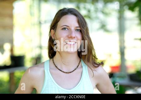 Nahaufnahme einer lächelnden schönen Frau mit Halskette Stockfoto