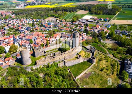 Deutschland, Hessen, Munzenberg, Hubschrauberblick über Schloss Munzenberg und das umliegende Dorf im Sommer Stockfoto