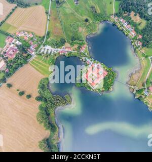 Deutschland, Bayern, Seeon-Seebruck, Luftaufnahme der Seeonseen und des Klosters Seeon im Sommer Stockfoto