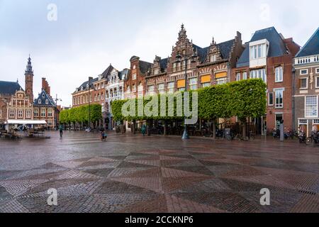 Niederlande, Nordholland, Haarlem, Häuser am leeren Grote Markt Stockfoto