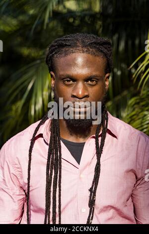 Nahaufnahme eines ernsthaften jungen Mannes mit Dreadlocks Stockfoto