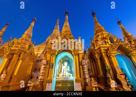 Myanmar, Yangon, Goldene Türme und Buddha-Statue in der Shwedagon Pagode Stockfoto