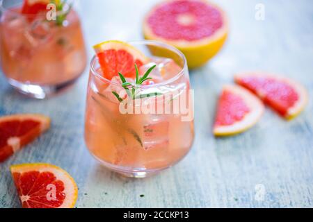 Ein Glas frischen Grapefruitsaft und Grapefruits Stockfoto