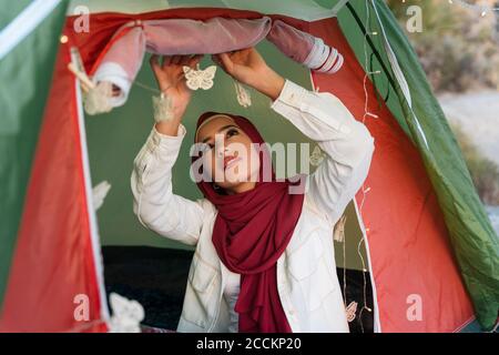 Junge Touristen Frau trägt Hijab Dekoration ein Zelt Stockfoto