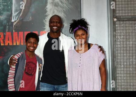 LOS ANGELES - APR 4: Isaiah Crews, Terry Crews, Wynfrey Crews bei der Rampage Premiere im Microsoft Theater am 4. April 2018 in Los Angeles, CA Stockfoto