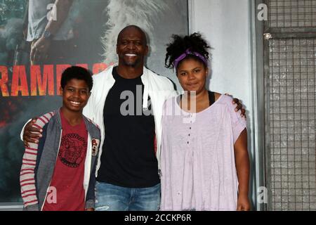 LOS ANGELES - APR 4: Isaiah Crews, Terry Crews, Wynfrey Crews bei der Rampage Premiere im Microsoft Theater am 4. April 2018 in Los Angeles, CA Stockfoto