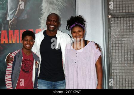 LOS ANGELES - APR 4: Isaiah Crews, Terry Crews, Wynfrey Crews bei der Rampage Premiere im Microsoft Theater am 4. April 2018 in Los Angeles, CA Stockfoto