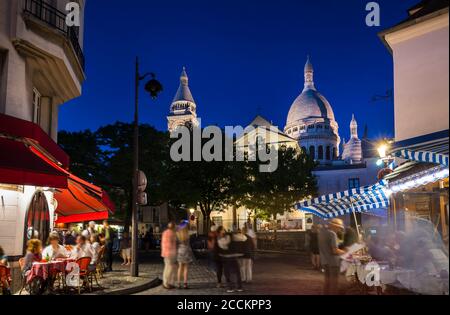 Touristen auf der Straße von Montmartre in Paris, Frankreich Stockfoto