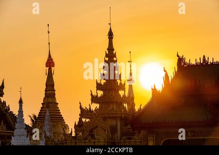 Myanmar, Yangon, Goldene Türme der Shwedagon Pagode bei Sonnenuntergang Stockfoto