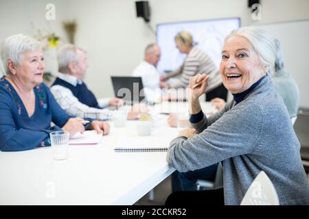 Senioren, die an einem Gesundheitskurs teilnehmen Stockfoto