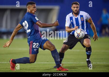 BARCELONA, 22-08-2020. Liga 2019/ 2020, Vorsaison Freundschaftsspiel. Espanyol-Huesca.Carlos Kevin von SD Huesca und David Lopez von RCD Espanyol Kredit: Pro Shots/Alamy Live Nachrichten Stockfoto