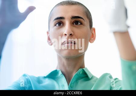 Portrait der fokussierten Frau mit kurzen Haaren tragen Handschuh Stockfoto