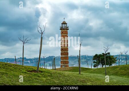 Brick geringelten Leuchtturm in einem angelegten Garten am Fluss Tejo, Belém, Lissabon, Portugal, Europa. Stockfoto