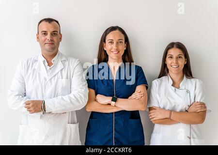 Lächelnde Ärzte mit gekreuzten Armen in der Zahnarztklinik Stockfoto