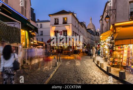 Touristen zu Fuß auf der Straße von Montmartre in Paris, Frankreich Stockfoto