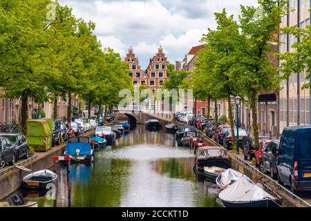 Niederlande, Nordholland, Haarlem, Boote liegen am Stadtkanal Stockfoto