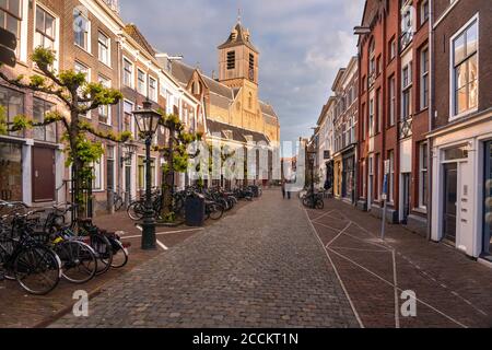 Niederlande, Südholland, Leiden, Kopfsteinpflasterstraße vor der Hooglandse Kerk Kathedrale Stockfoto