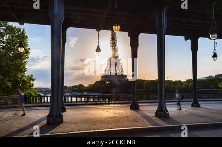 Eiffelturm von der Brücke aus gesehen gegen den blauen Himmel bei Sonnenaufgang, Paris, Frankreich Stockfoto