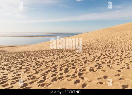 Düne von Pilat am Atlantischen Ozean gegen Himmel an sonnigen Tagen, Düne von Pilat, Nouvelle-Aquitaine, Frankreich Stockfoto