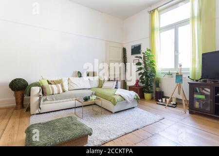 Wohnzimmer der gemütlichen Wohnung Stockfoto