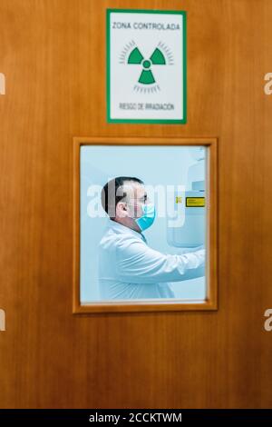 Männlicher Zahnarzt arbeitet im Labor in der Klinik Stockfoto