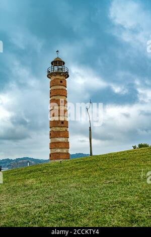 Brick geringelten Leuchtturm in einem angelegten Garten am Fluss Tejo, Belém, Lissabon, Portugal, Europa. Stockfoto