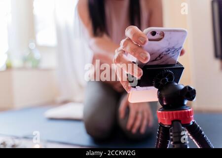 Reife Frau mit Smartphone im Anhang Stockfoto