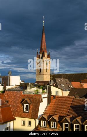 Deutschland, Baden-Württemberg, Radolfzell am Bodensee, Wolkenverhangener Himmel über dem Glockenturm des Doms unserer Lieben Frau Stockfoto