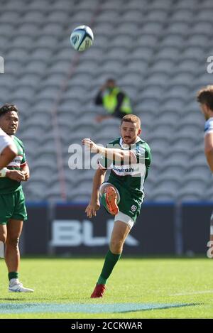 Twickenham, Großbritannien. August 2020. Paddy Jackson von London Irish tritt den Ball während des Gallagher Premiership Rugby-Spiels zwischen London Irish und Northampton Saints in Twickenham Stoop, Twickenham, England am 22. August 2020. Foto von Ken Sparks. Nur redaktionelle Verwendung, Lizenz für kommerzielle Nutzung erforderlich. Keine Verwendung bei Wetten, Spielen oder Veröffentlichungen einzelner Vereine/Vereine/Spieler. Kredit: UK Sports Pics Ltd/Alamy Live Nachrichten Stockfoto