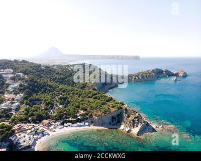 Luftaufnahme felsige grüne Berge von Javea. Costa Blanca, Provinz Alicante. Spanien Stockfoto