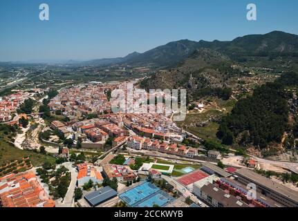 Moixent spanische Stadtlandschaft Blick von oben, malerische Aussicht auf Berge und Wohngebäude Drohne Sicht, sonnigen Sommertag. Spanien Stockfoto