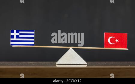 Türkei und Griechenland Flagge Seesaw oder Skala in Balance Stockfoto