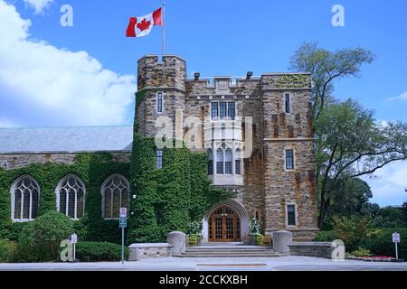 Toronto, Kanada - 21. August 2020: Die gotische Steinfassade des Havergal College, einer Privatschule für Elitegirls. Stockfoto