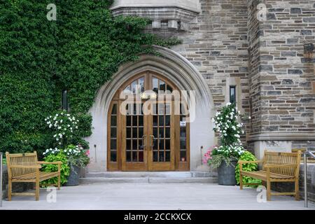 Toronto, Kanada - Eingangstür und gotische Steinfassade des Havergal College, einer Privatschule für Elite-Mädchen. Stockfoto