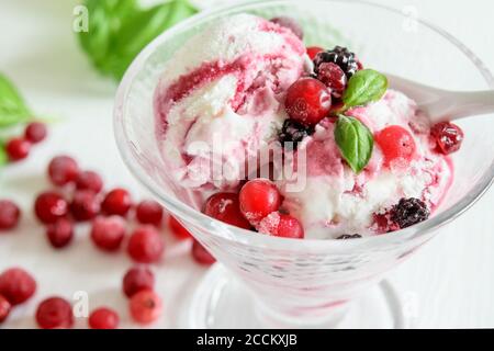 Obst kaltes Eis in der Glasschüssel Nahaufnahme, Draufsicht. Süße gefrorene Früchte Dessert. Stockfoto