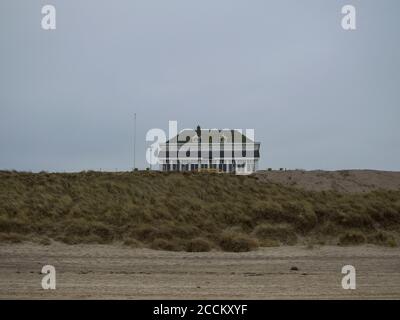 Strand und Dünen mit Haus in Domburg, Zeeland, Niederlande Stockfoto