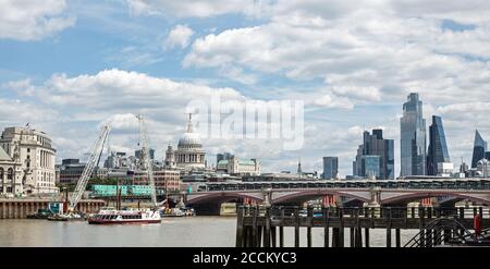 Themse, London, 2020 Panoramablick auf die Themse an einem Sommertag. Die Stadt ist praktisch leer, abgesehen von einem Kreuzfahrtschiff, das die Passer abnimmt Stockfoto